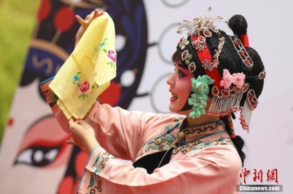 
戏曲进高校玩快闪“圈粉”大学生


