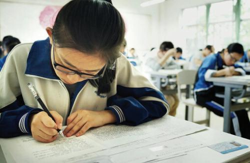 
试卷发到手先别着急写！看看学霸们是怎么做卷子的


