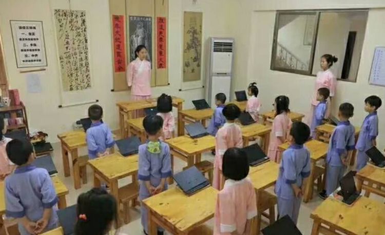 
原创
孩子问“为什么同学家比咱们家有钱？”父母的答案，影响孩子一生


