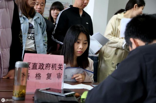 
2019年公务员政审，你家人的这些行为可能影响你被拒录！


