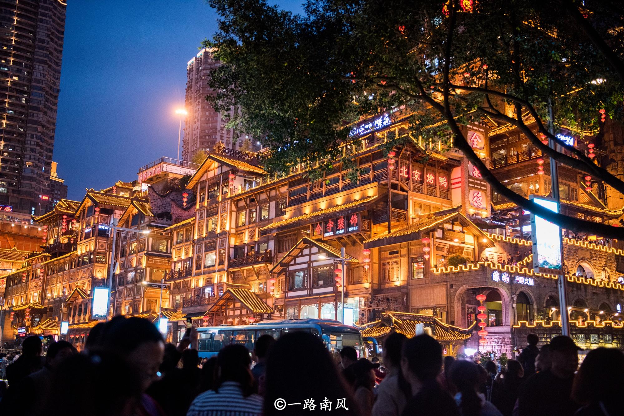 原创 奇特的重庆网红景点,11楼和1楼走出去都是马路!