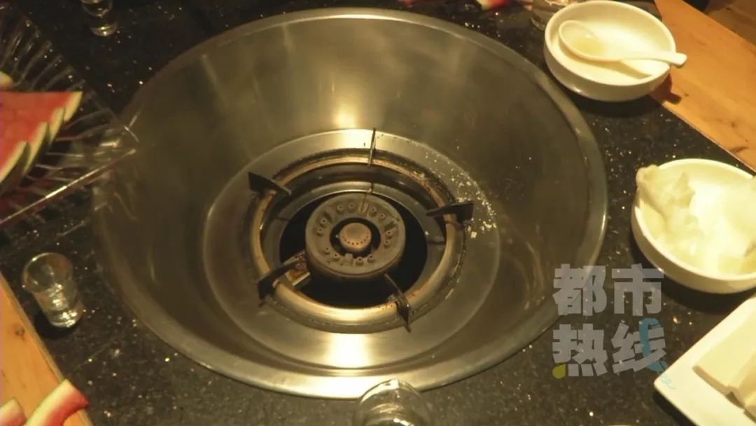 山东博兴一火锅店误将燃料加入锅底致11人入院，已停业整顿