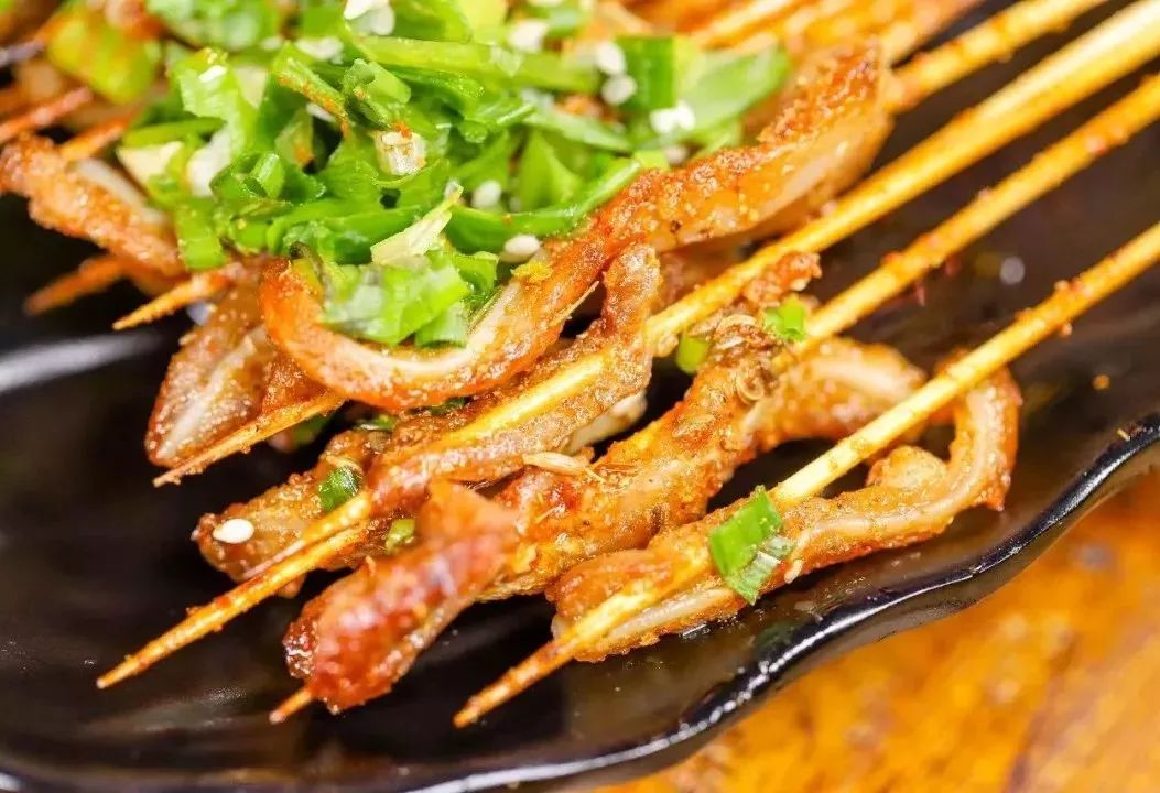 爽快的撸串,不差火,不差钱,还差一个你._烧烤