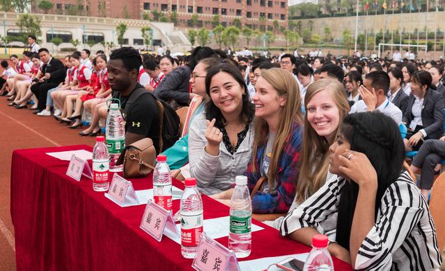 
柬埔寨美女诵诗词留学生天航“涨姿势”


