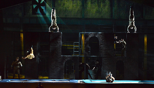 杂技如何表现战争题材？海派杂技剧《战上海》给出了答案