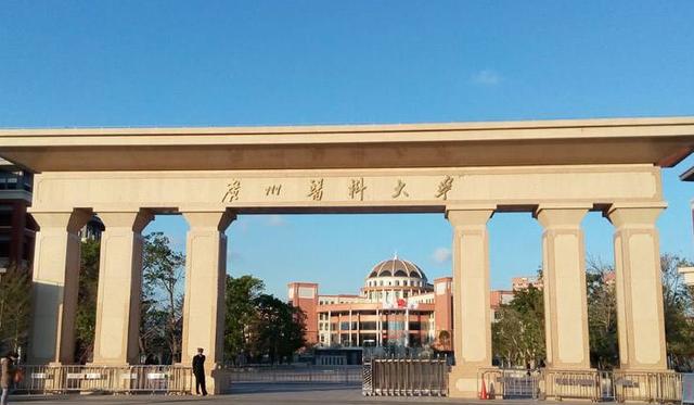 
广东各大学校门口大对比！没有对比就没有伤害！


