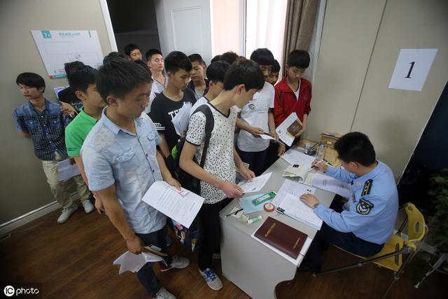 
2019年公务员政审，你家人的这些行为可能影响你被拒录！


