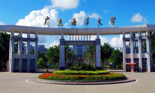 
广东各大学校门口大对比！没有对比就没有伤害！


