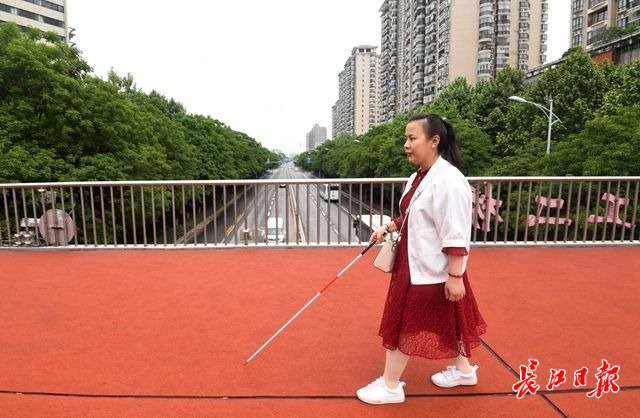 
“除了看不见，什么都能做”，武汉学子黄莺成全国大学生年度人物


