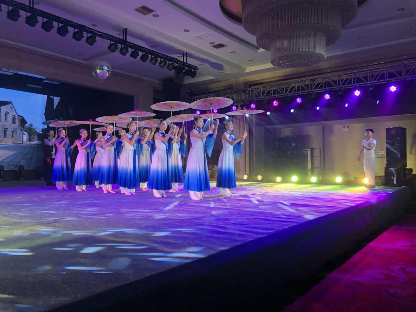 
这些特殊孩子的汇演看哭老师


