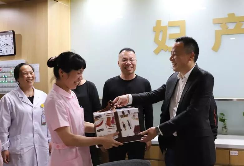 助产士节当天,党委书记,院长陈玲夫一行为我院助产士们送上了蛋糕,并