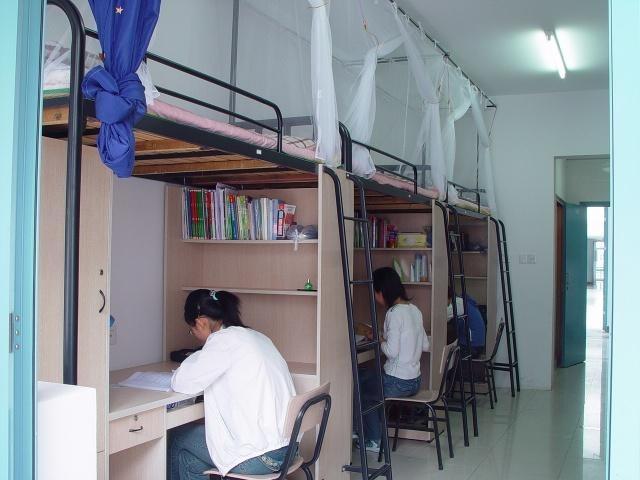 上大学选上铺还是下铺?这样“抢床位”的大学生最受益 免费高清在线视频色yeye网址