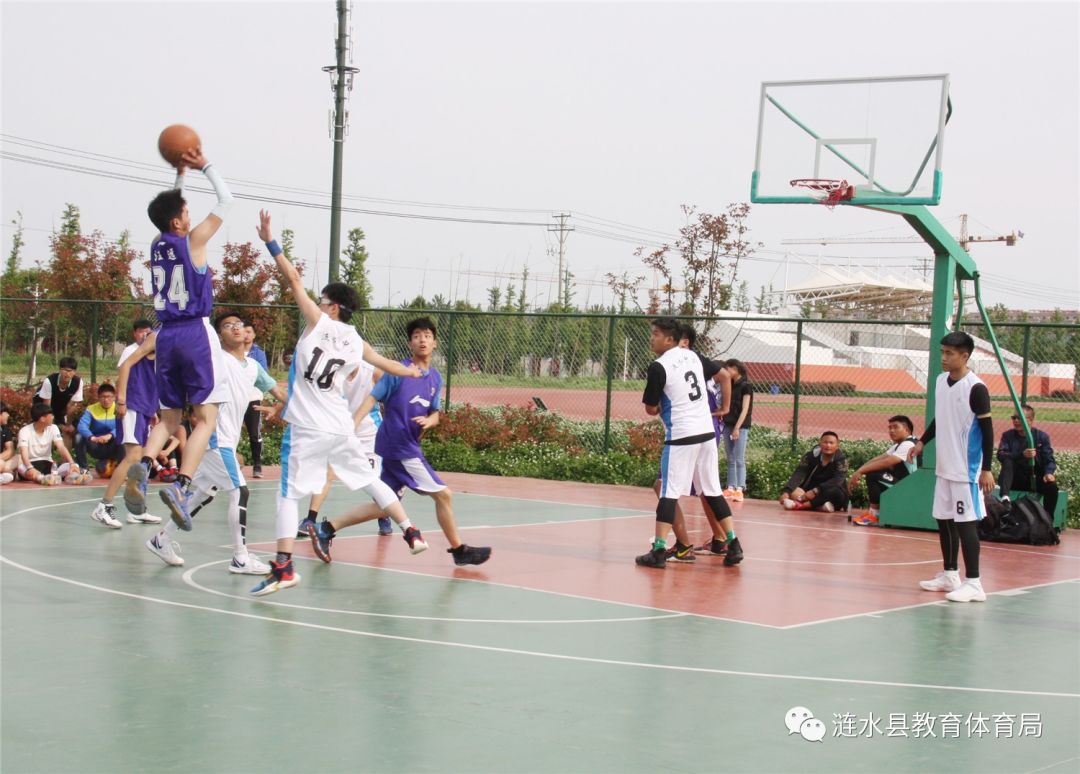 5月7日,我县中小学生篮球联赛在安东学校举行.