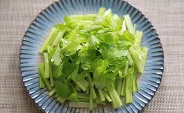 将芹菜去根洗净,然后将比较老的芹菜叶摘掉,留下比较嫩的叶子,芹菜茎