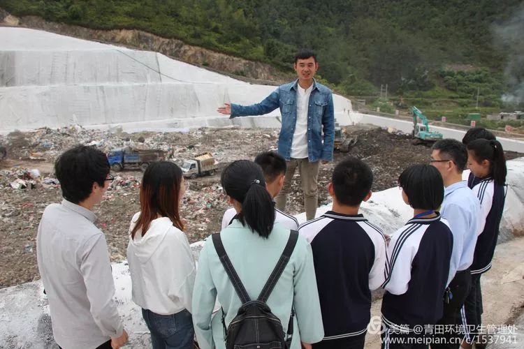 在堤坝上看到,青田中东部垃圾填埋场副场长蓝毅杰为前来参观的师生们