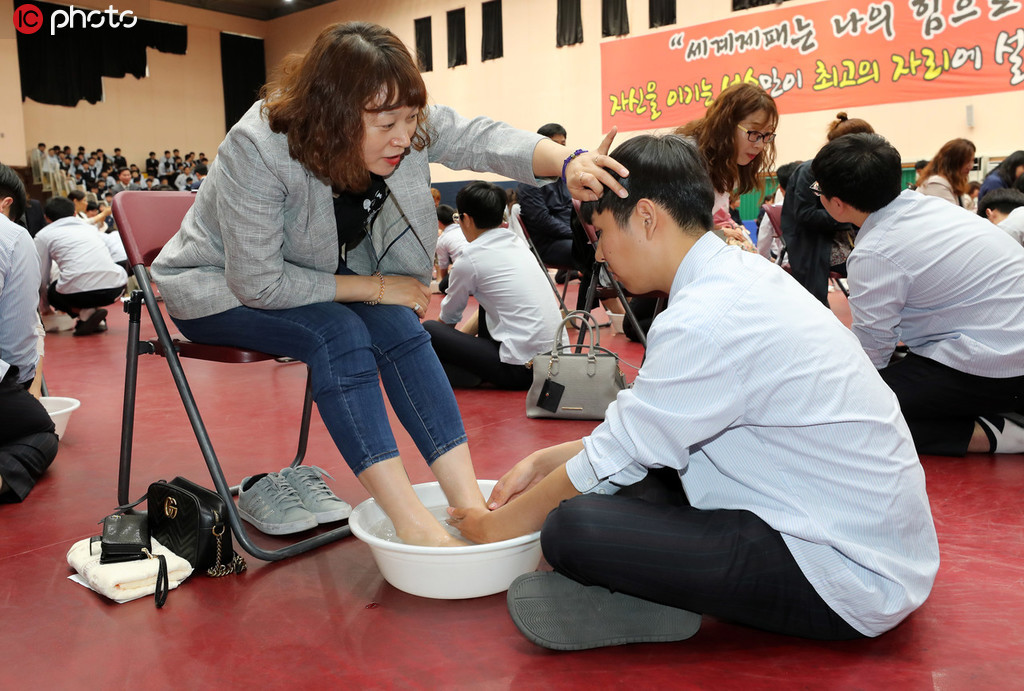 韩国高中组织学生给爸妈洗脚 庆祝父母节