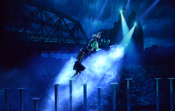 杂技如何表现战争题材？海派杂技剧《战上海》给出了答案