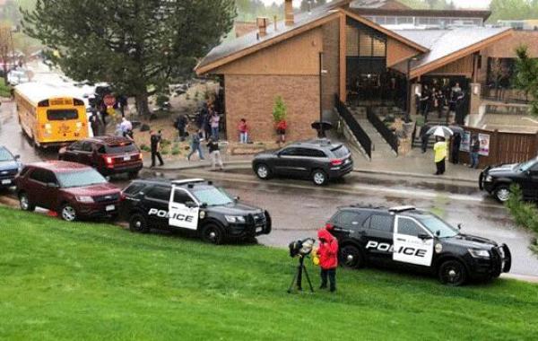 美国科罗拉多州再发校园枪案,2名学生枪手扫射致1死8伤
美国科罗拉多州再发校园枪案,2名学生枪手扫射致1死8伤