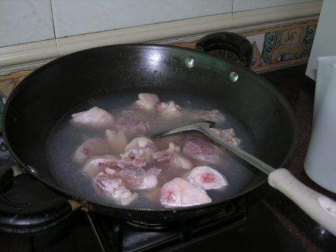 猪脚怎么煲汤才能去腥 5f2aa70f9ae94da4ba18367f6147fcf0.jpeg