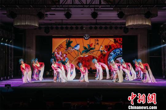 
湖北省特教学校学生艺术汇演展残疾人艺术才华


