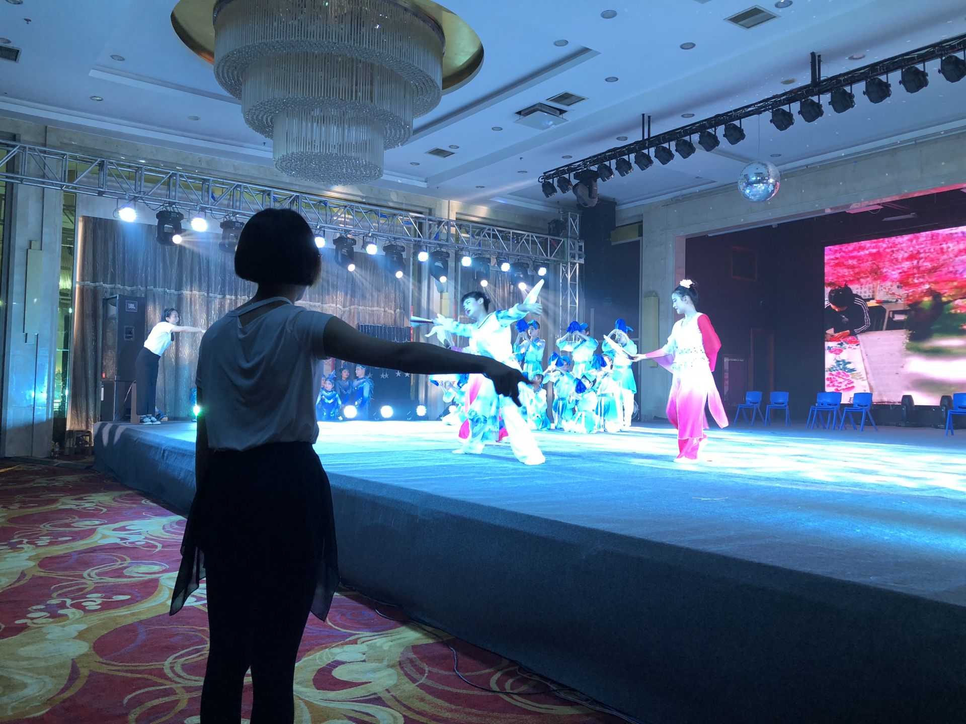 
这些特殊孩子的汇演看哭老师


