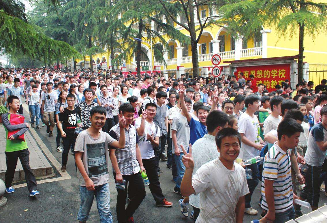 
原创
高考人数突破一千万，学生和家长忧心忡忡，中学老师却说是好事


