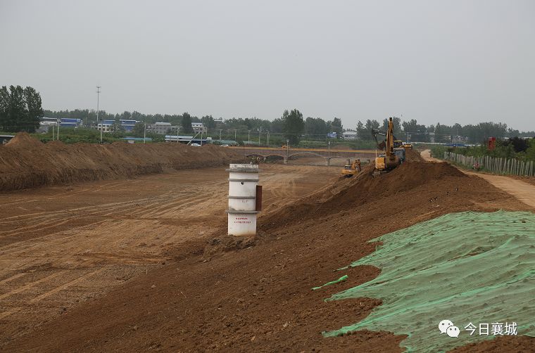 大陈闸位于襄城县境内,是北汝河上一座大型节制闸,新建大陈闸共布置12