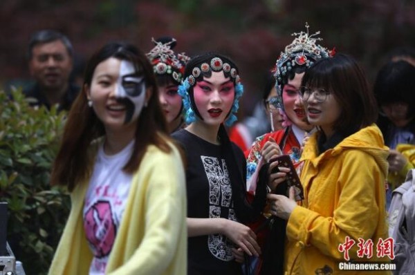 
戏曲进高校玩快闪“圈粉”大学生


