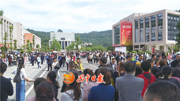 
该上初中了公办还是民办？住校还是走读？


