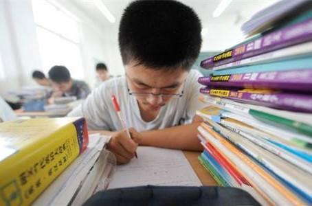 
高考语文：8大古诗万能答题模板，家长让孩子照着写，稳稳拿分！


