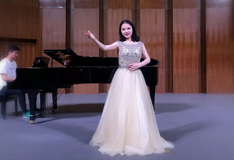 婷婷玉立简谱_婷婷玉立牛仔裤美女(2)