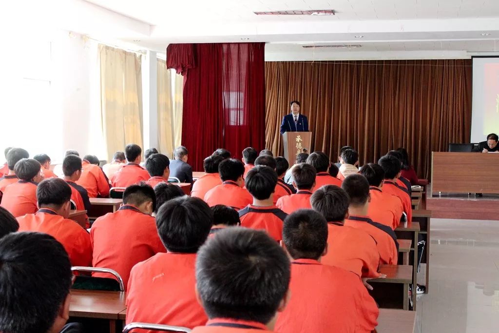 学校领导为结对的师徒颁发了证书,密云职业学校刘凤良,承德职教中心