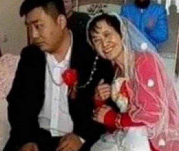 小伙娶年近半百的“女友”，当瞧见女方嫁妆，旁人幡然醒悟