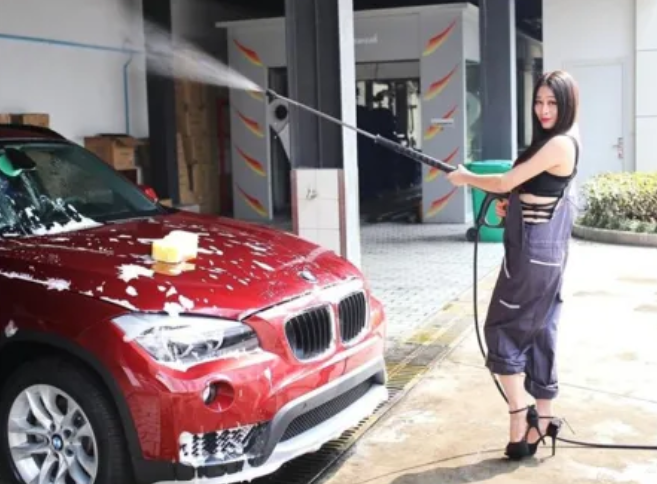 男子开车去洗车店洗车,店主:这车我们洗不了! 女色狠XX网