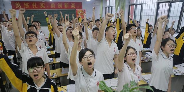 
“衡水考生备战冲刺高考3人合吃一碗饭仅为省时间”越努力越幸运


