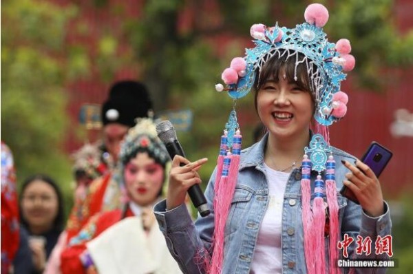 
戏曲进高校玩快闪“圈粉”大学生


