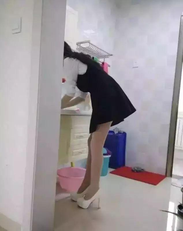 爆笑gif图:姑娘 穿裙子踢腿也就算了,这角度害我多看两眼