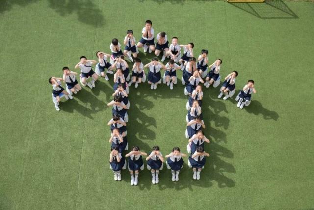 
原创
幼儿园最美毕业照，父母看了偷着乐，大学生看了也羡慕


