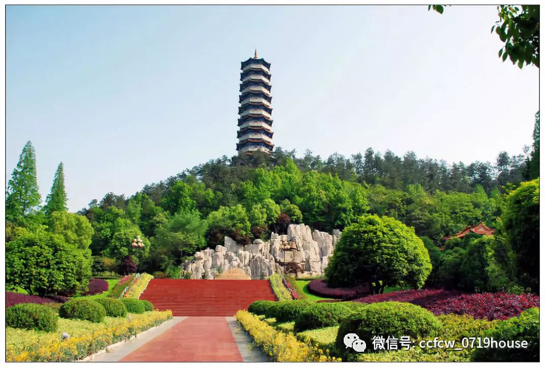 但六堰商圈较五堰也有很大的不同,人民公园,人民广场,市图书馆,体育