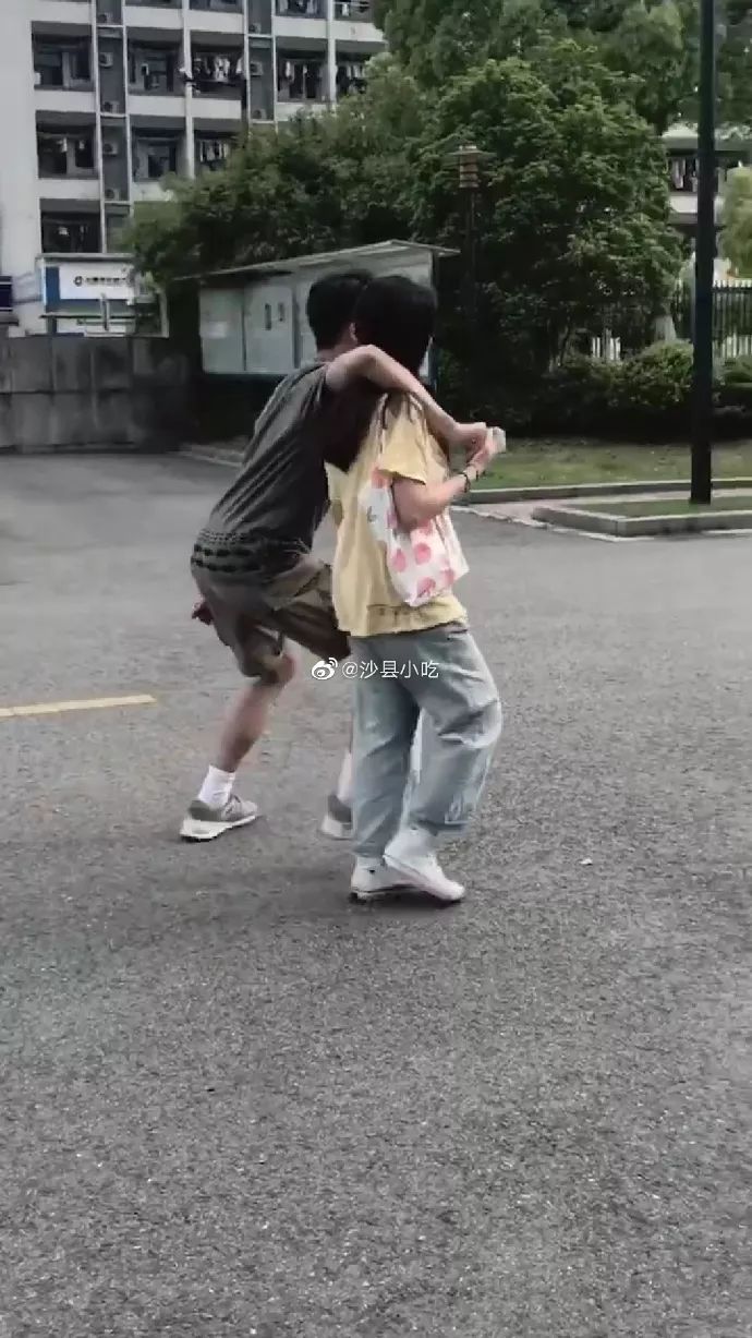 女生脚上为什么要系一根红绳子 丨爆笑囧图
