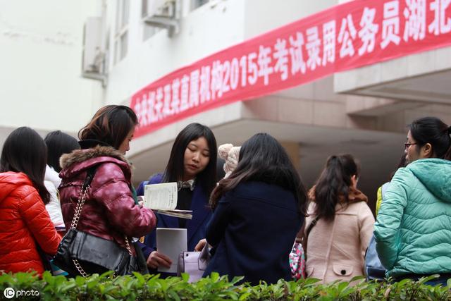 公务员诸多不爽却不舍得辞职?听听基层公务员怎么说
公务员诸多不爽却不舍得辞职?听听基层公务员怎么说