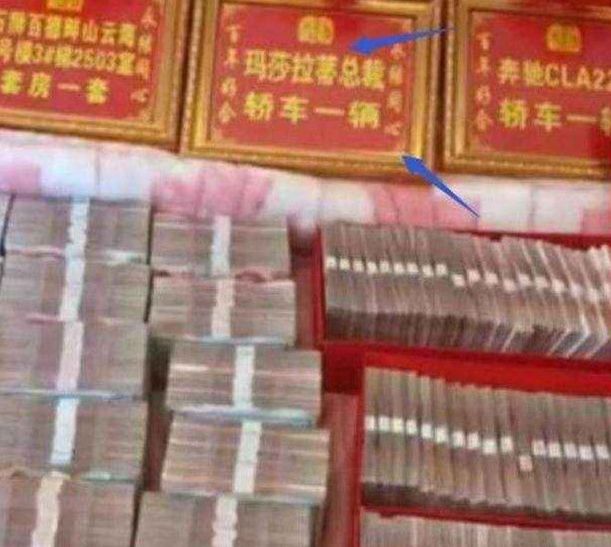 小伙娶年近半百的“女友”，当瞧见女方嫁妆，旁人幡然醒悟