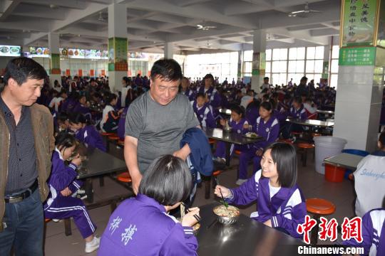 
河北邢台“校长陪餐制”坚守6年守住学生舌尖上的“红线”


