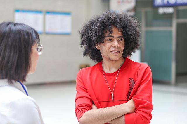 
柬埔寨美女诵诗词留学生天航“涨姿势”


