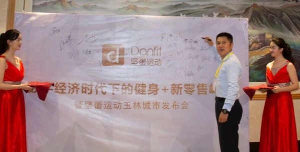 2019年经济峰会_2019数字中国峰会 数字经济成峰会热词 各方大佬热议数字化转型