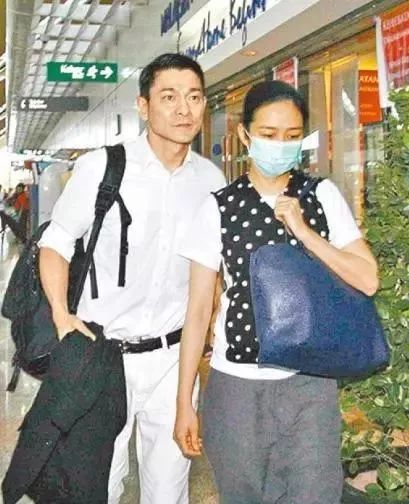 刘德华妻子朱丽倩素颜近照曝光,被嘲衰老胖成球,她年轻时可是被封绝色