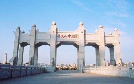 
广东各大学校门口大对比！没有对比就没有伤害！


