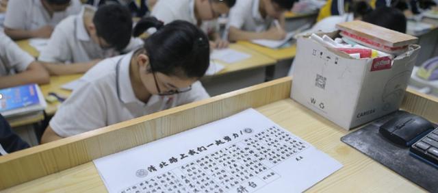 
“衡水考生备战冲刺高考3人合吃一碗饭仅为省时间”越努力越幸运


