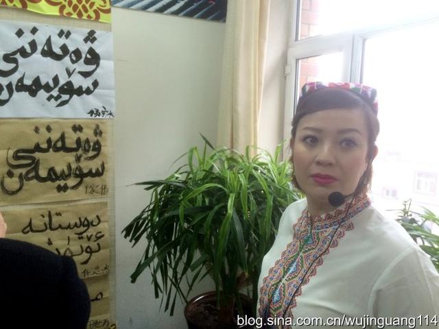 乌鲁木齐社区工作中的维吾尔族美女图