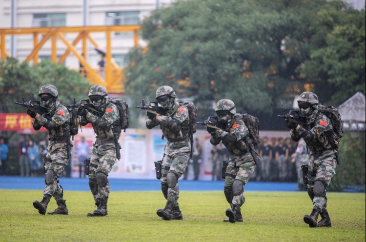 
国防教育够酷炫！广东50所高校国旗护卫队大比武


